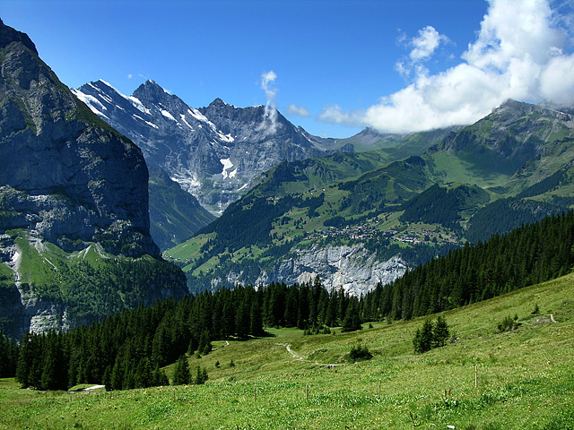 Gspantelhorn (3436 m) si Murren (undeva deasupra unui perete, in centrul imaginii)