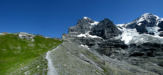 Poteca spre Eigergletscher Station (2320 m) si Eiger-ul in fundal (3970 m)