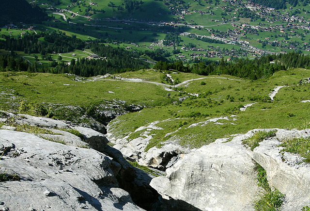 Micul canion sapat in berbecii glaciari. Jos se vede Grindelwald