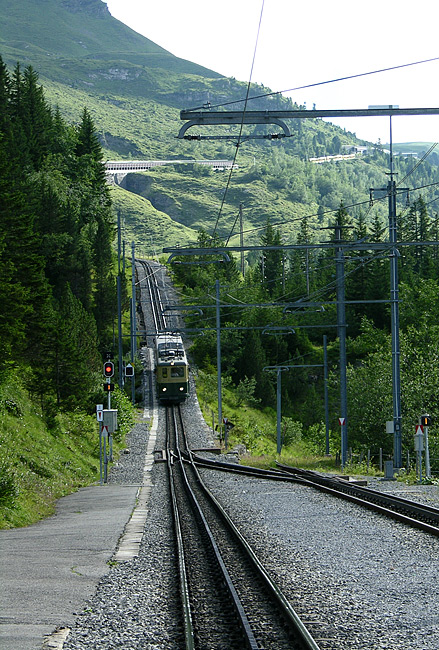 Gara de la Alpiglen si trenul ce vine de la Kleine Scheidegg