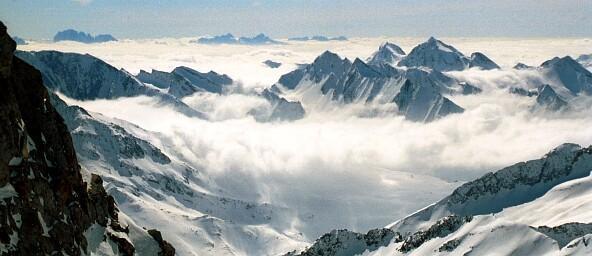 Zillertaler Alpen şi Dolomiti (la orizont)