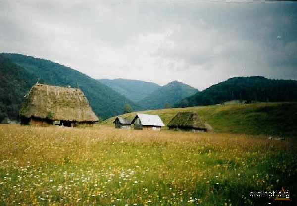 Casute vechi in zona cozii lacului Lesu