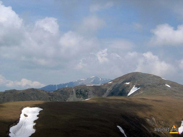 Looking west, Vf Parangu Mare in the back