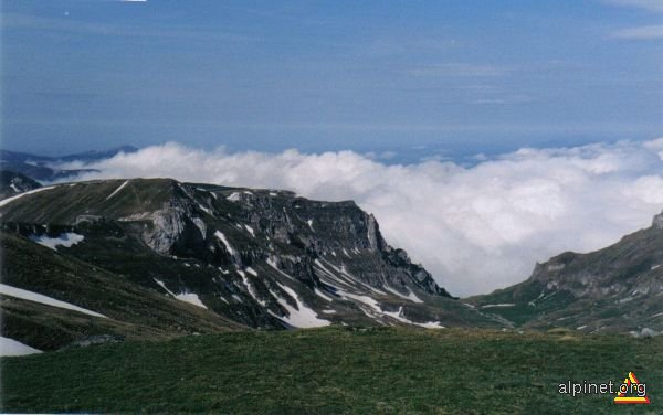 O mare de nori în valea Gaura