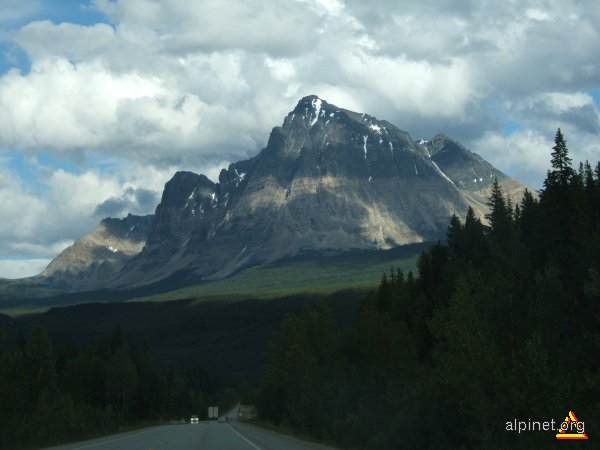 In drum spre Hinton, AB