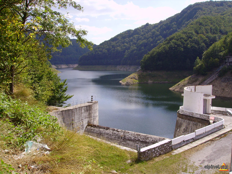 Barajul şi lacul de acumulare Leşu