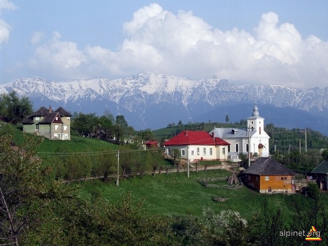Masivul Bucegi, vazut din satul Magura