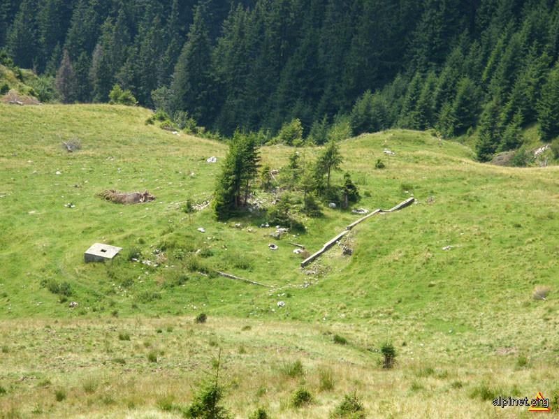 Ruine (fundaţia fostei cabane Radu Negru)