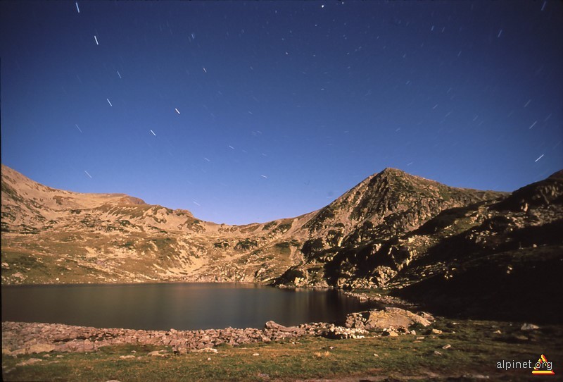 Nocturn cer cu constelatie daesupra lacul Bucura