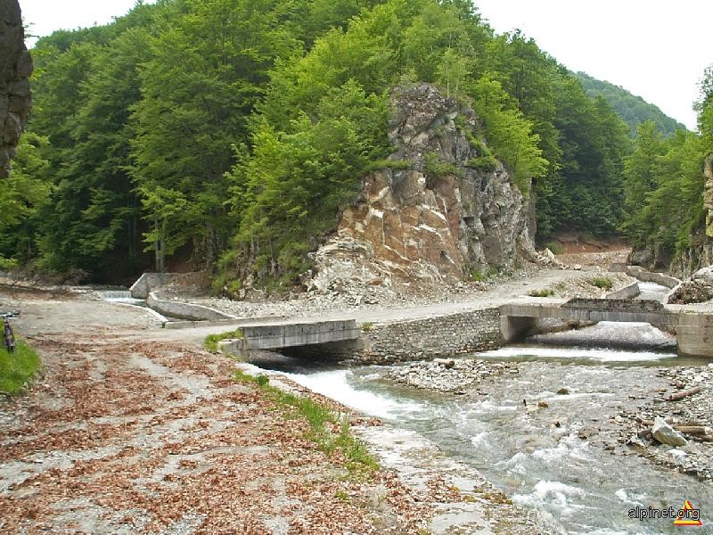 Mai spre coada lacului iovanu