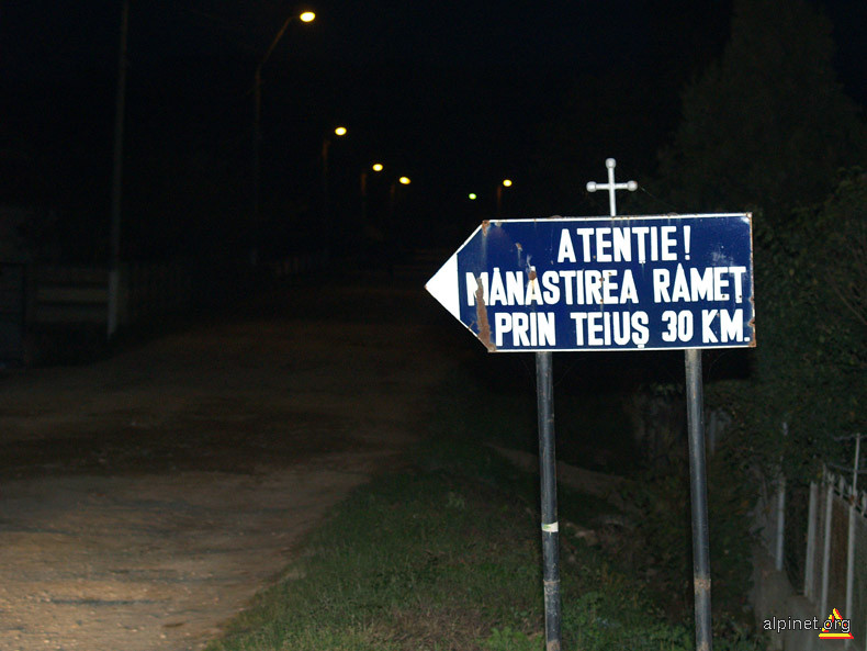 Drumul de acces la Manastirea Ramet