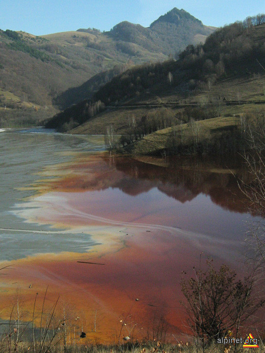 Exploatarea Rosia Poieni - Steril si rosu in peisaj montan