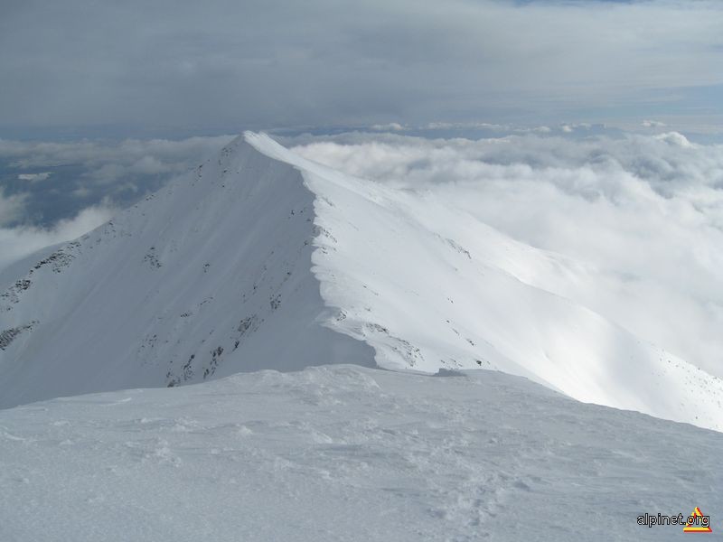 Vedere spre Vârful Rosu(2113 m)