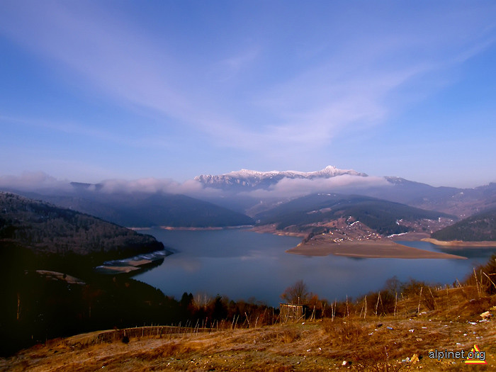 Masivul Ceahlau si lacul Izvorul Muntelui