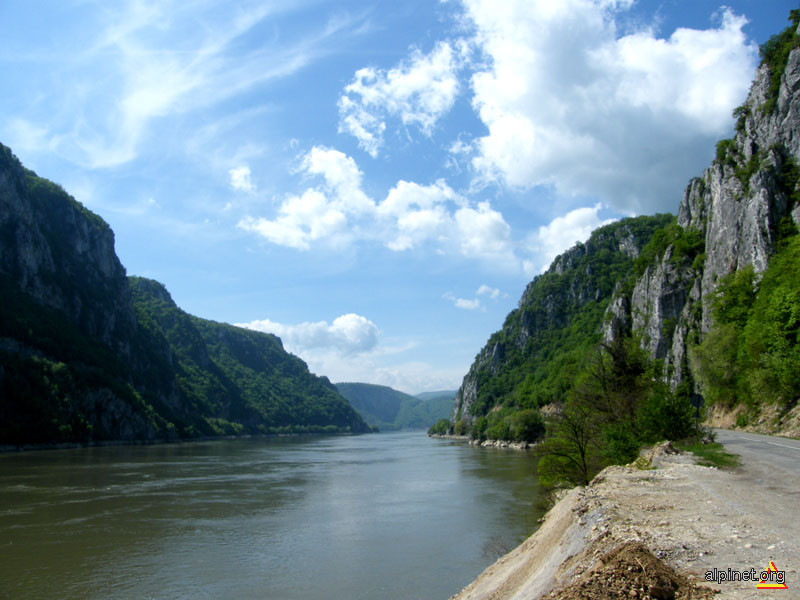 Acolo unde Dunărea întâlneşte munţii