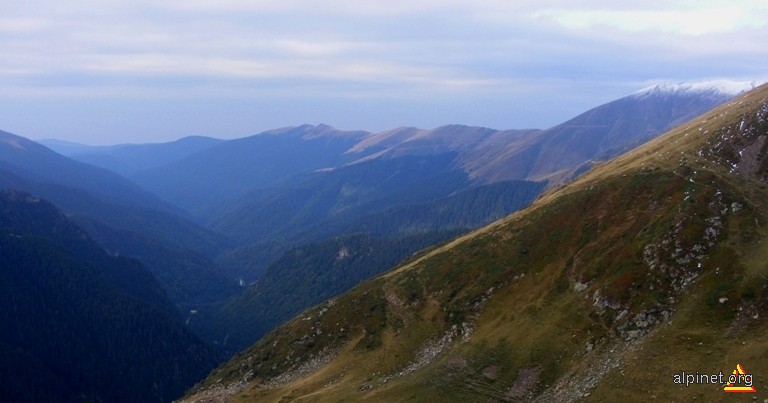 Valea Caprei şi muntele Podeanu