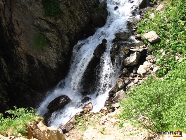 Cascadă pe Valea Avrigului.