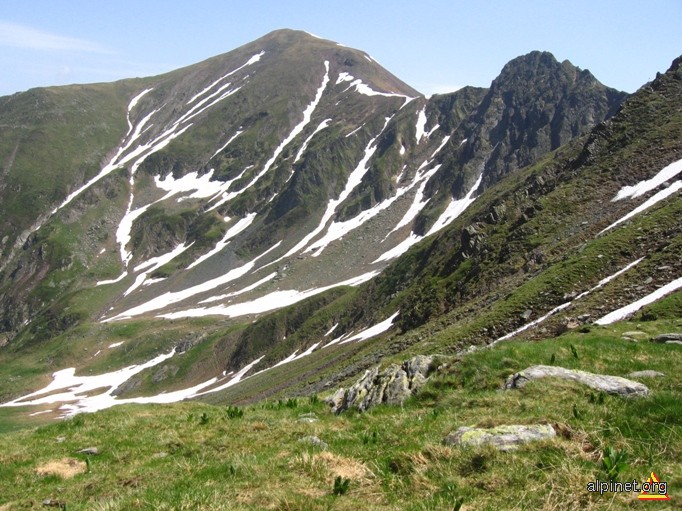 Vârful Scara 2306 m şi Vârful Gârbova 2188 m.