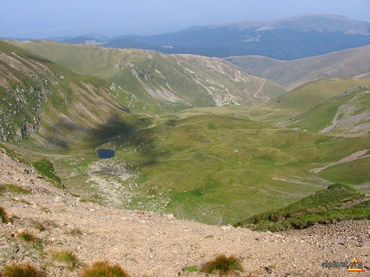 Căldarea si lacul de sub vârful Ţarcu 2190 m.