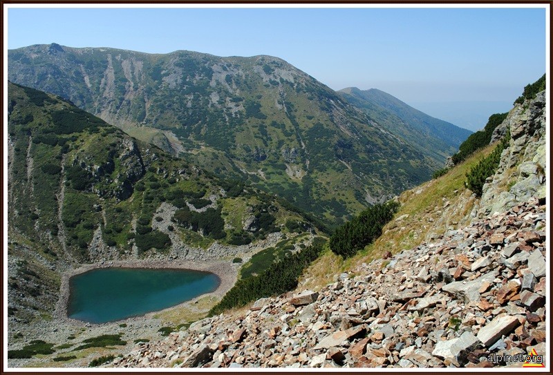 Lacul si Valea Mija - in fundal Vf. Parangul Mic
